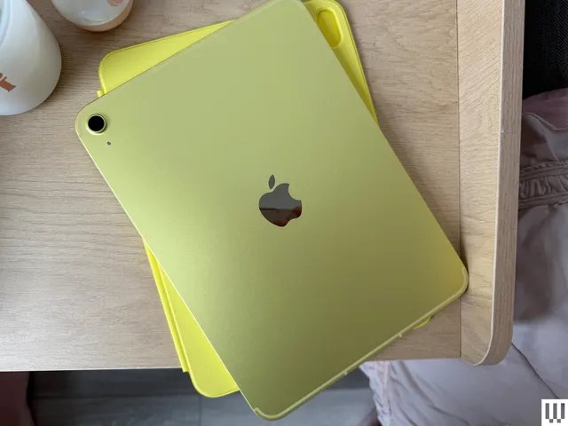 The image may have: electronics, mobile phone, phone, iPhone, compute, laudop and PC