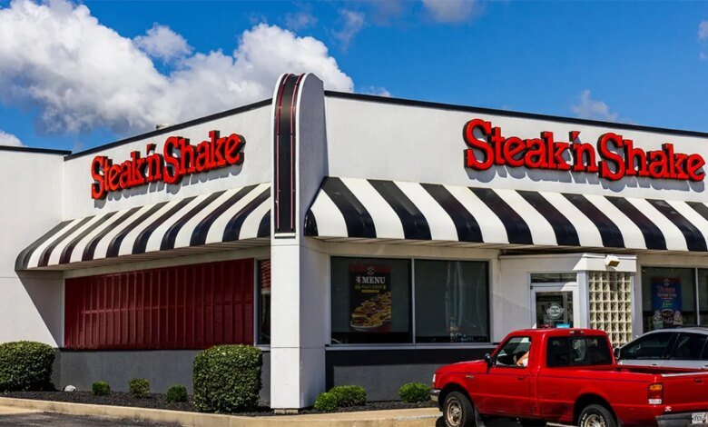 1759631515 Steak n Shake installing American flags at locations nationwide.jpg