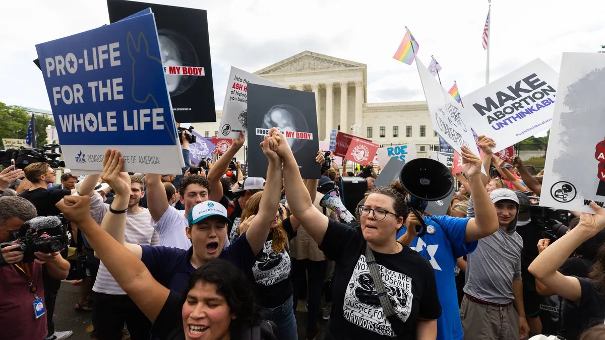 The demonstrators are seen in the abortion in the Supreme Court after the ROE V case has been canceled. Wade