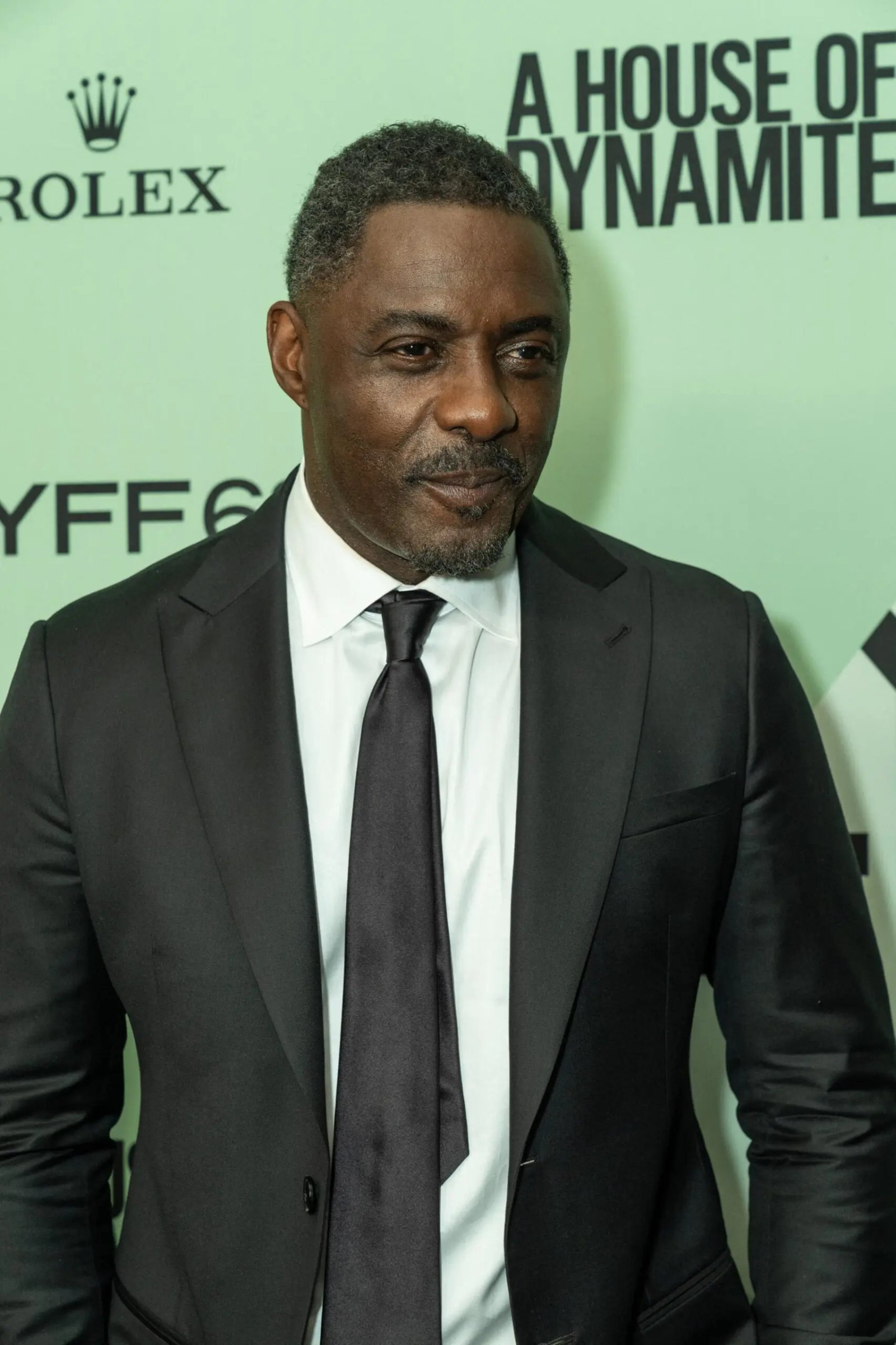 Idris Elba demonstrates the red carpet.