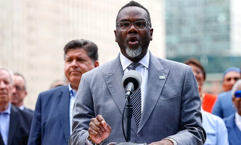1759774670 Chicago mayor signs executive order banning ICE operations on city.jpg