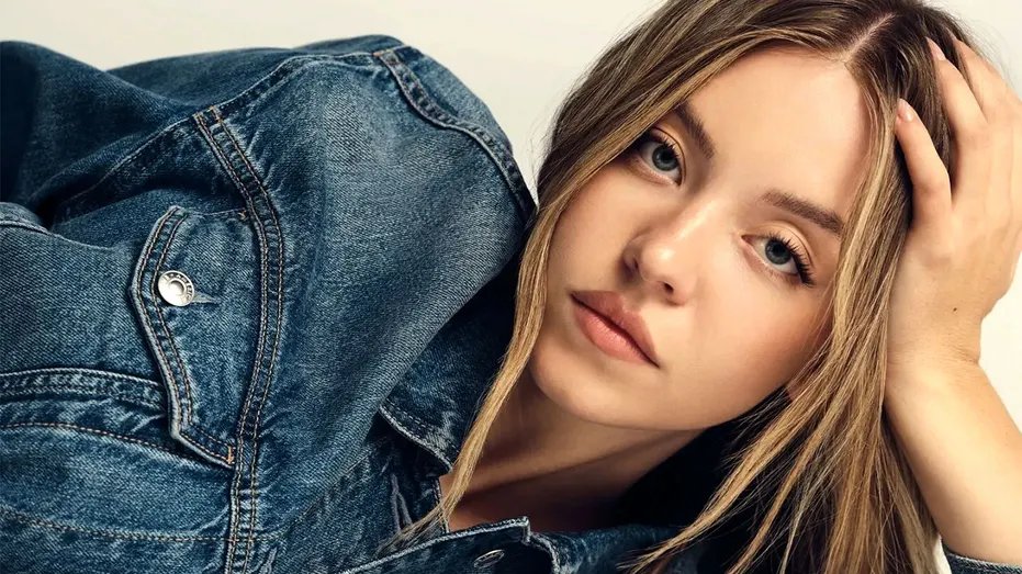 Sydney Suene at the American eagle jeans