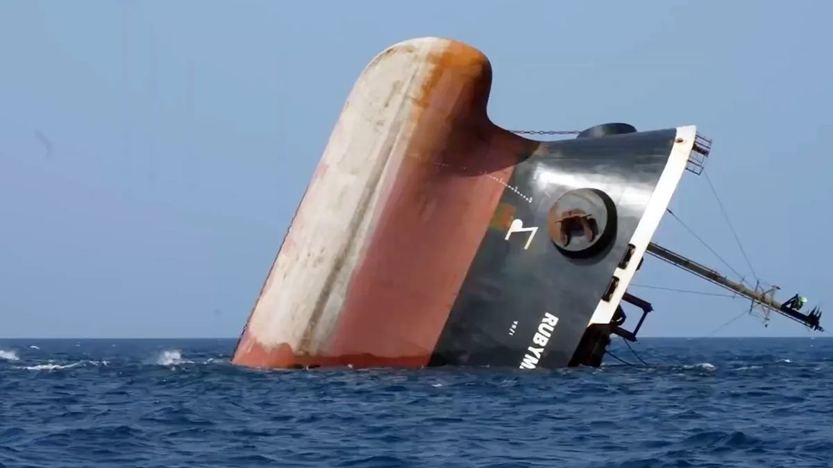 A British cargo ship sank in the Red Sea