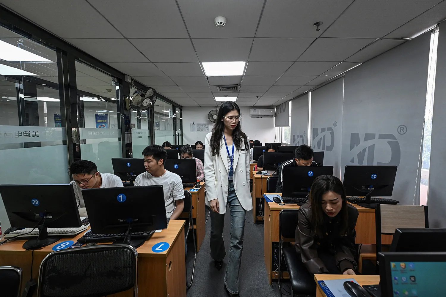 An instructor teachies students how to sell merchandise on TikTok.