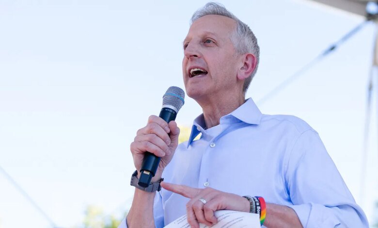 1760210416 Portland mayor ordered removal of police tape near ICE facility.jpg
