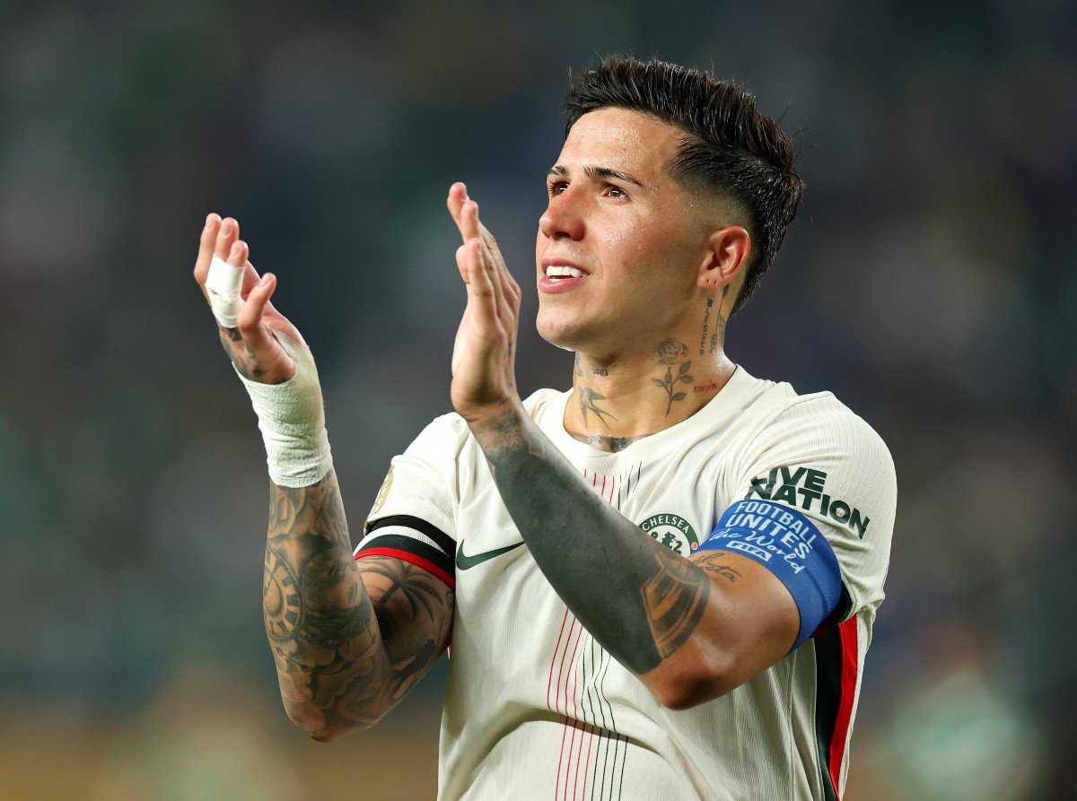 Enzo Fernandes applauds Chelsea fans