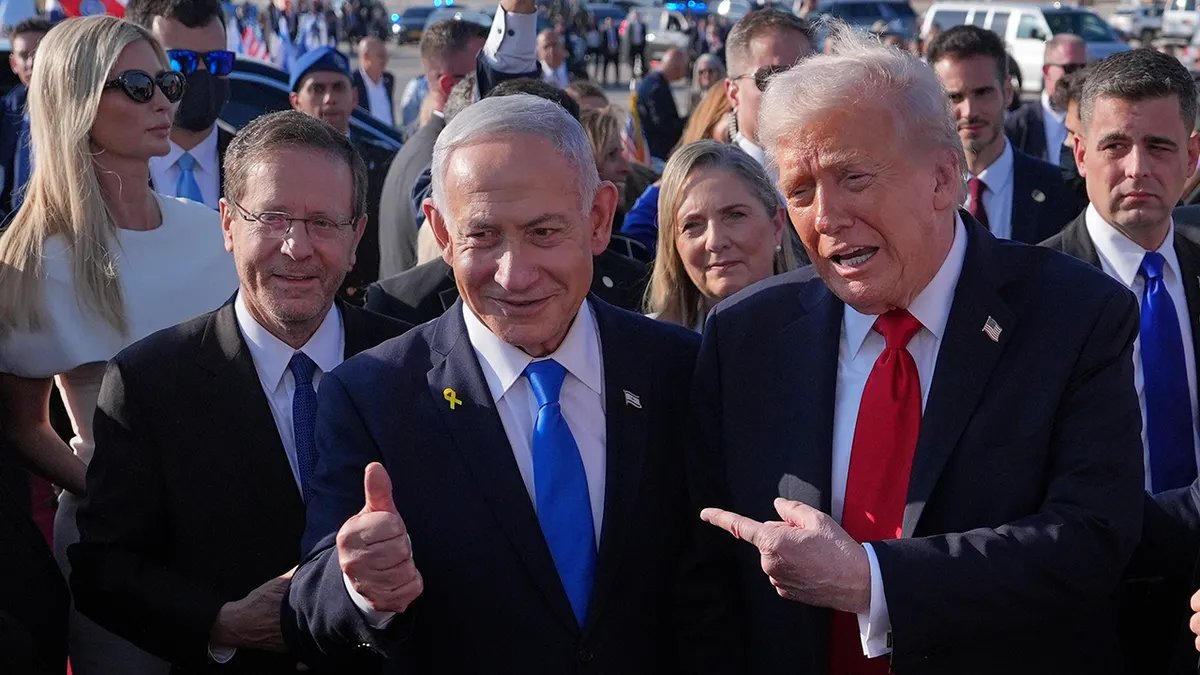 US President Donald Trump and Israeli Prime Minister Benjamin Netanyahu pose for a photo