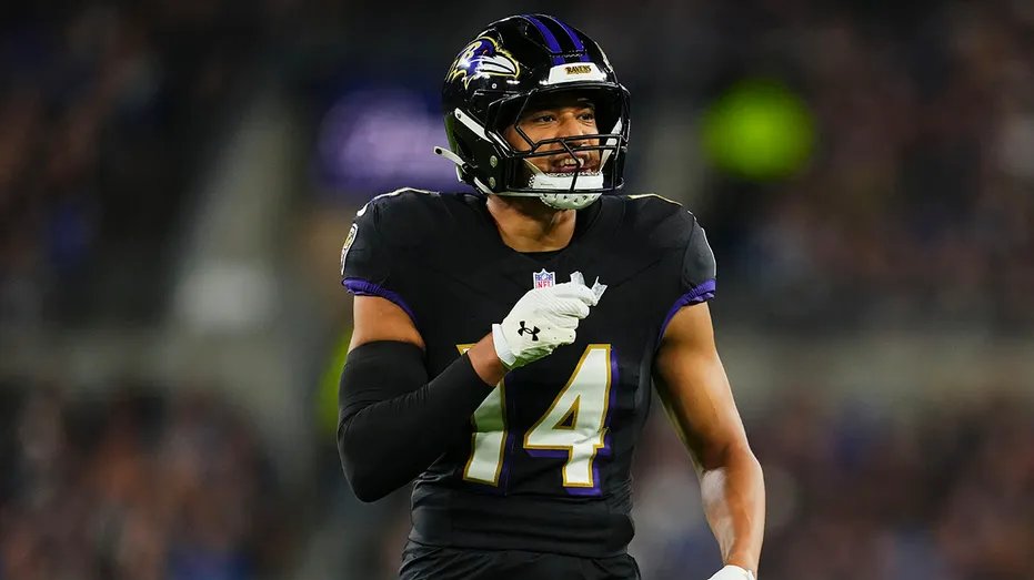 Kyle Hamilton calls out on the field
