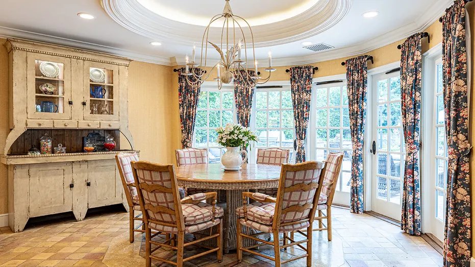 The kitchen also includes a casual dining area.