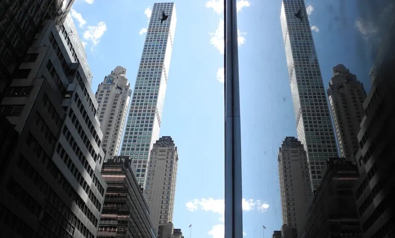 1761329144 432 Park Ave facade has hundreds of cracks raising safety.jpg