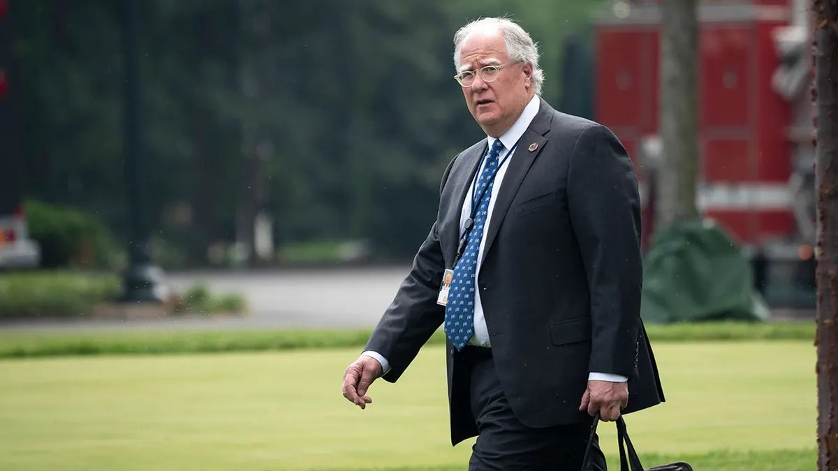 Mike Donilon walks to Marine One