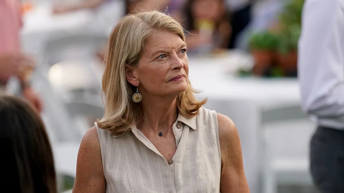 Murkowski wears a tan dress at the Congressional outing