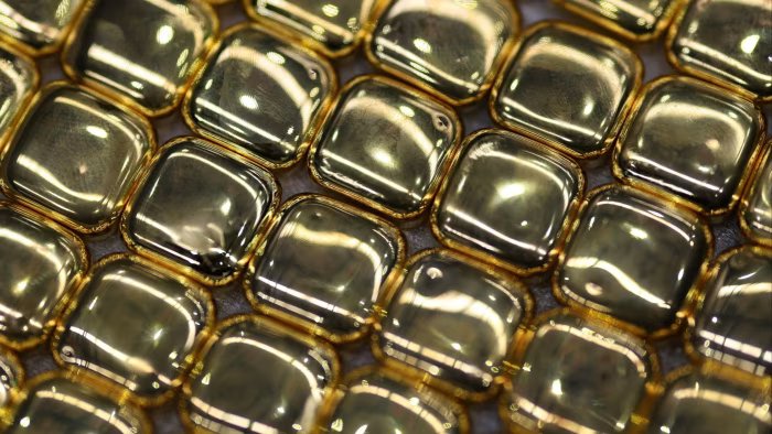 Gold tumbles 5 in biggest sell off since 2020.jpg