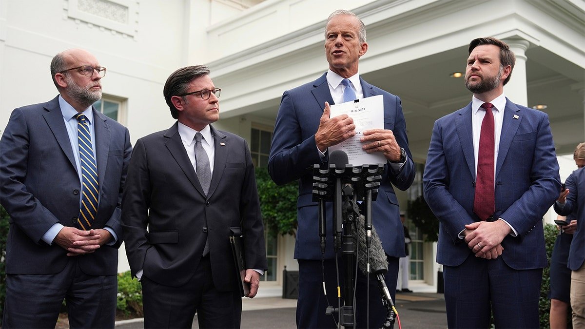 Congress leaders speak in the White House
