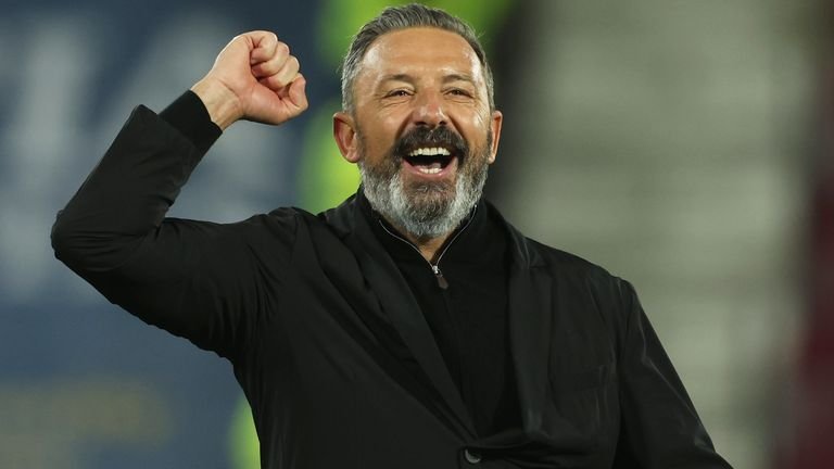 EDINBURGH, SCOTLAND - OCTOBER 04: Hearts coach Derek McInnes celebrates at full-time during the William Hill Premier League match between Heart of Midlothian and Hibernian at Tynecastle Park, on October 04, 2025, in Edinburgh, Scotland. (Photo by Craig Foy/SNS Collection)