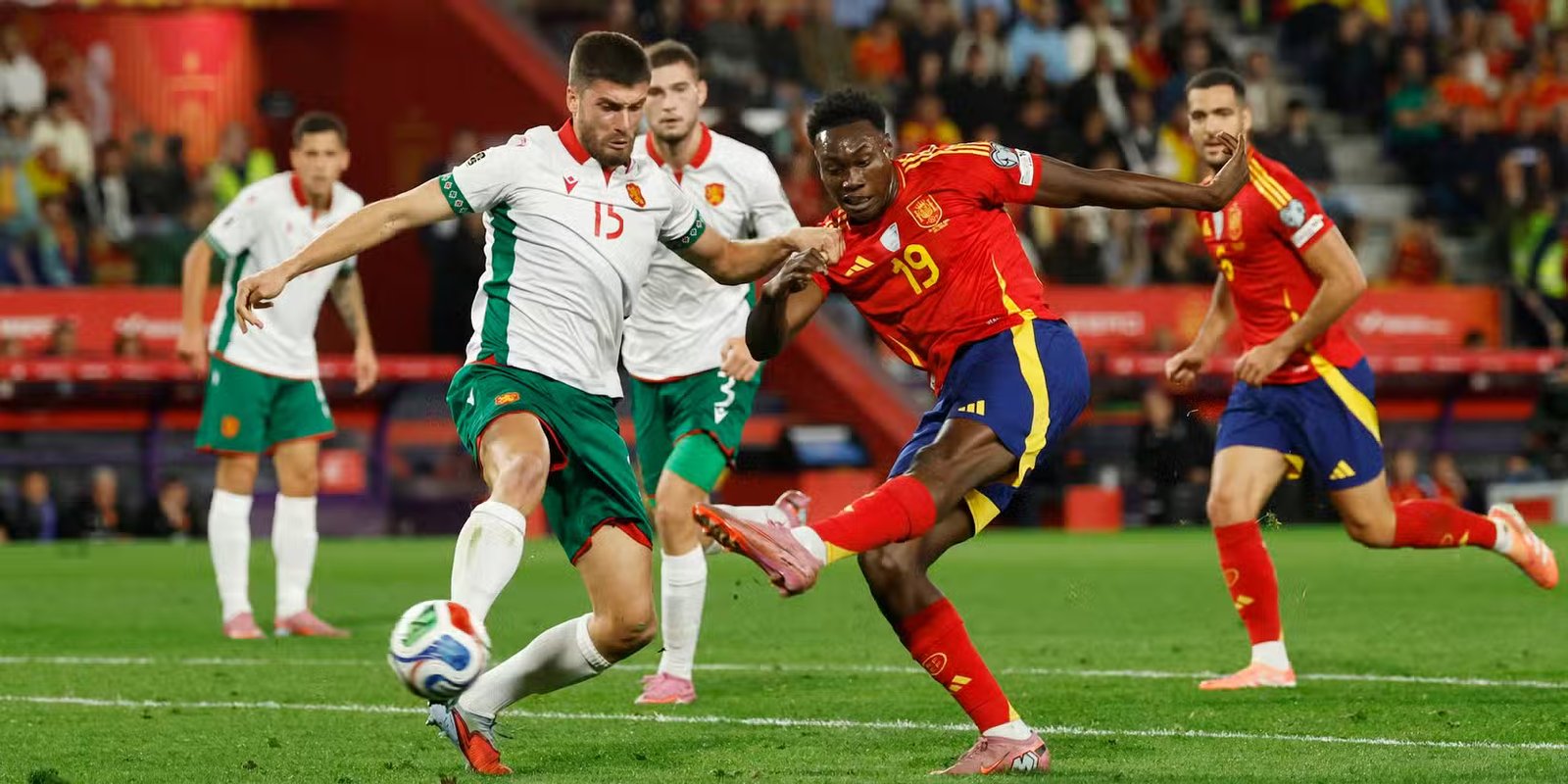 Spaniard Samo Ajua faces Bulgarian Petko Hristov