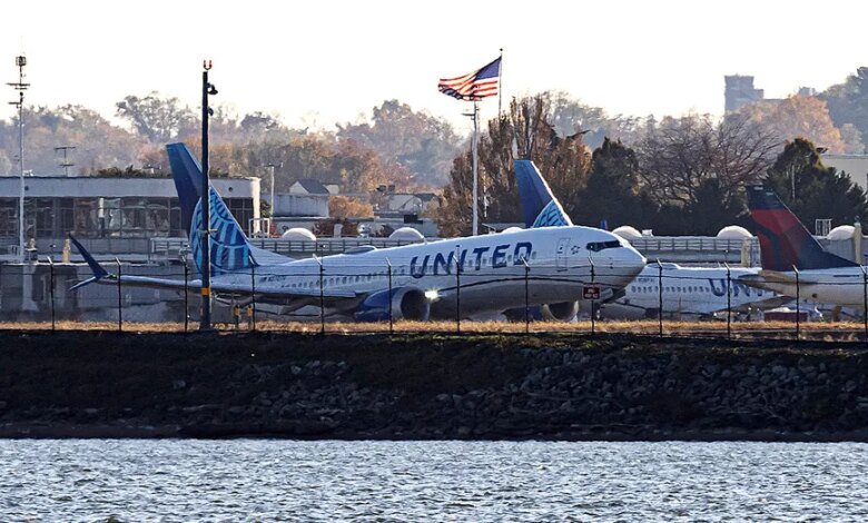 1762134492 United flight strikes another planes tail while taxiing at LaGuardia.jpg