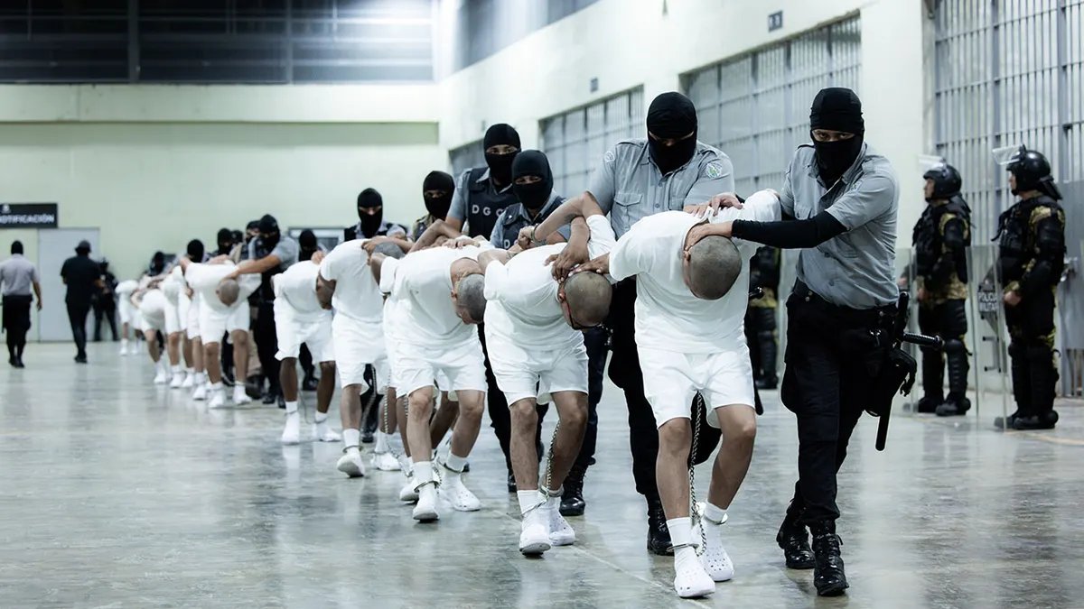 El Salvador guards bring Venezuelans to CECOT