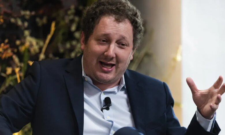 1762610087 Success doesnt kill insecurity—even billionaires and Oscar winners beg for feedback.jpg