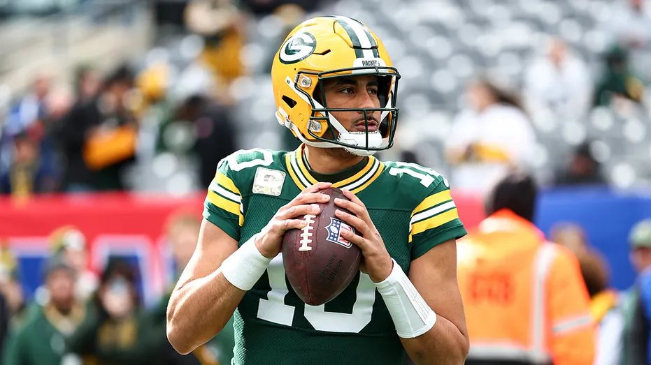 Jordan Love drops back for the pass