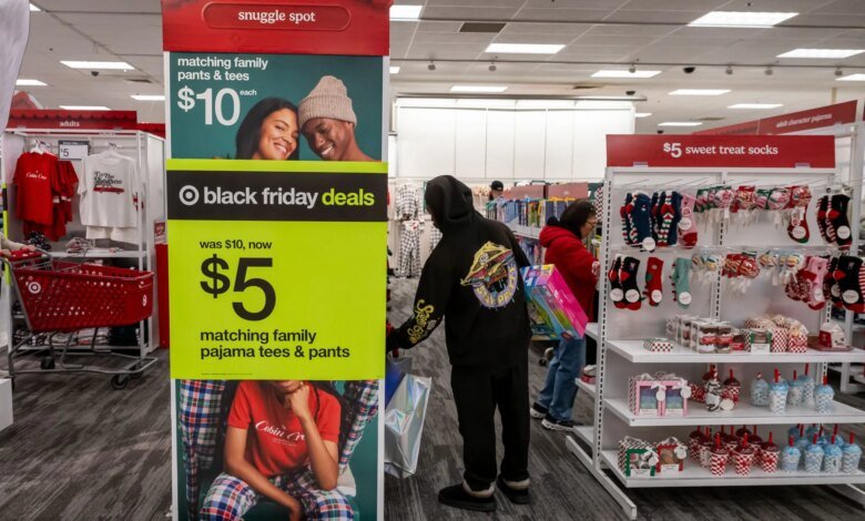 1764386361 Shoppers are underwhelmed by deals and crowds on Black Friday.jpg