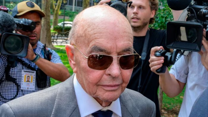 Donald Trump pardons former Tottenham Hotspur owner Joe Lewis.jpg