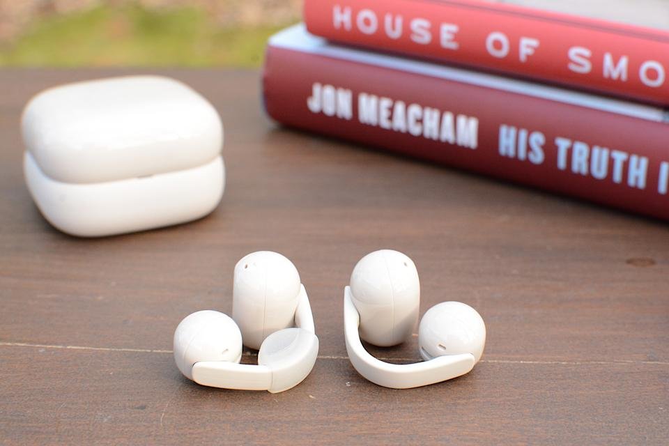 Including "Suitable pillow" (Left) Can help get a secure fit