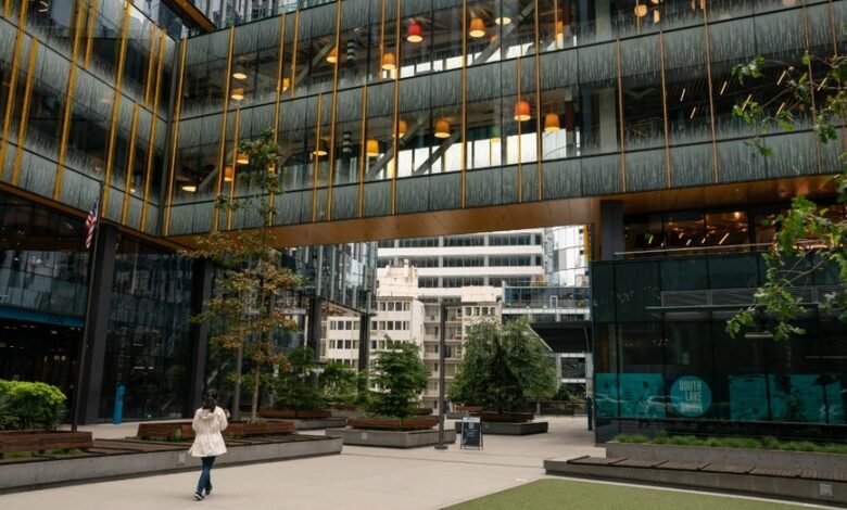 1769111571 Amazon aims to build its largest retail store in Chicago.jpg